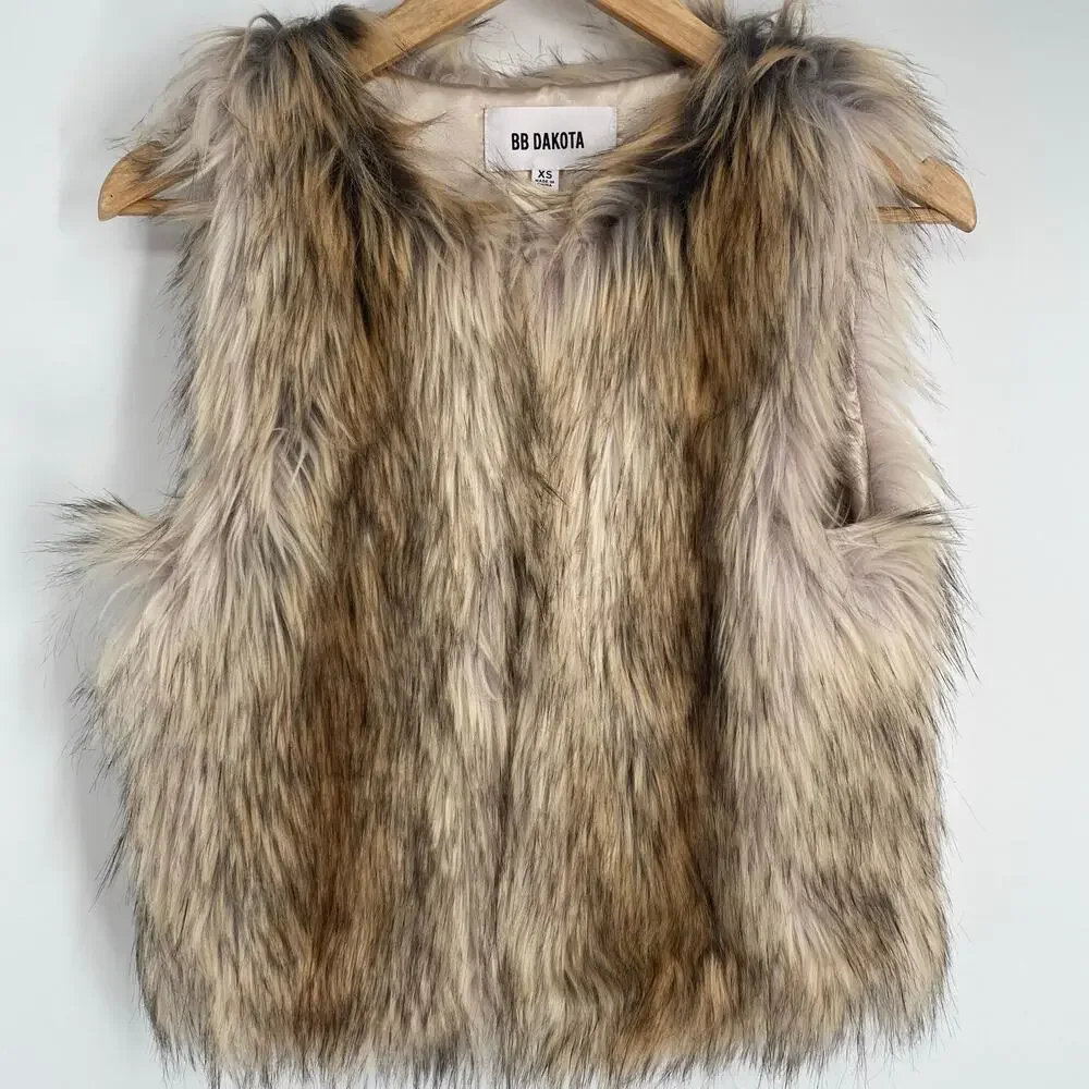 BB Dakota Vest Women’s XS Faux Fur Winter‎ Outdoor Skiing Feminine